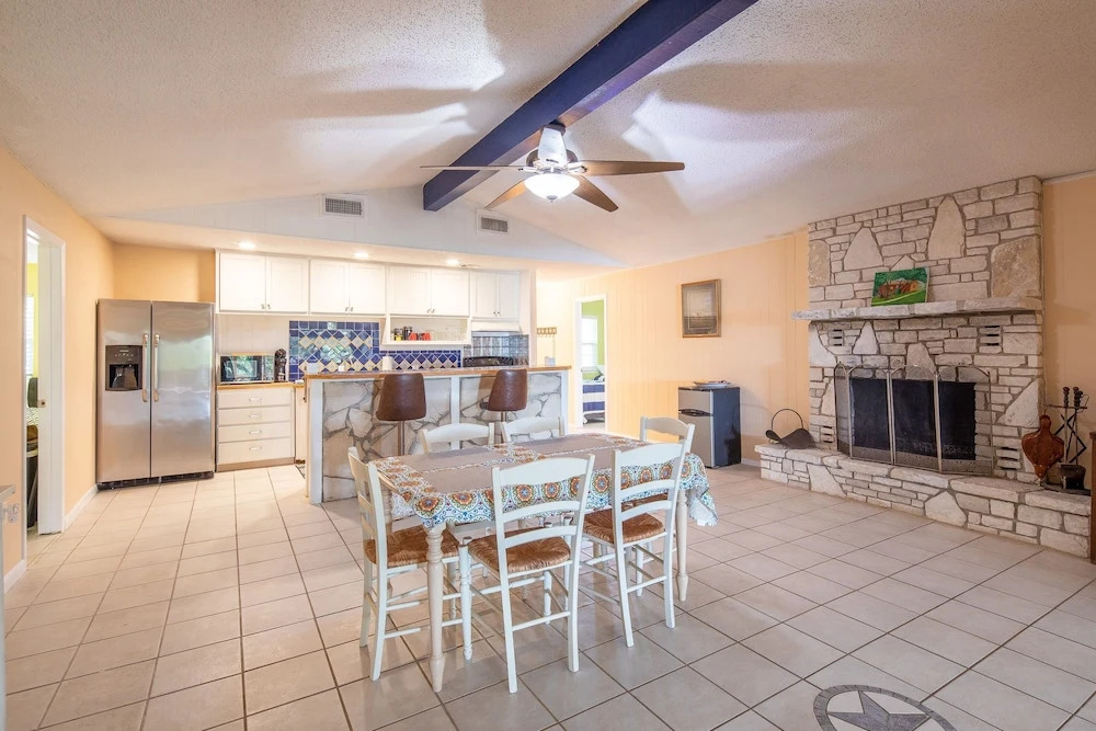 LAKESHORE ESCAPE - 3 Br Home
