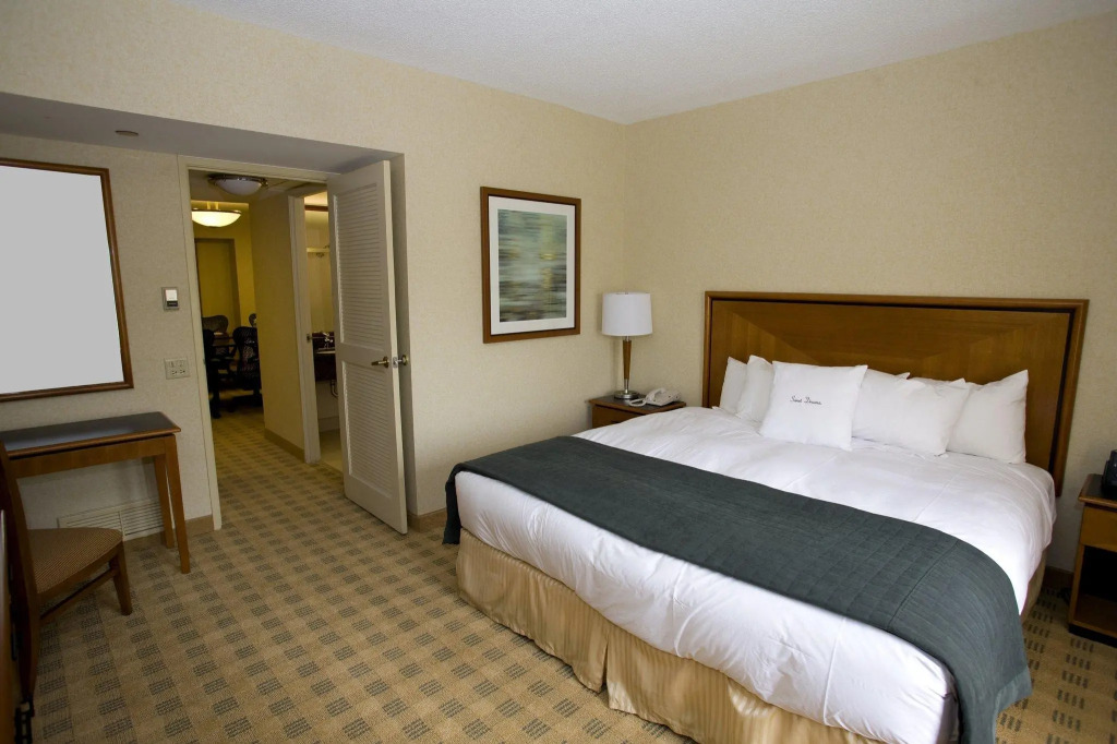 DoubleTree Suites by Hilton Hotel & Conference Center Chicago-Downers Grove