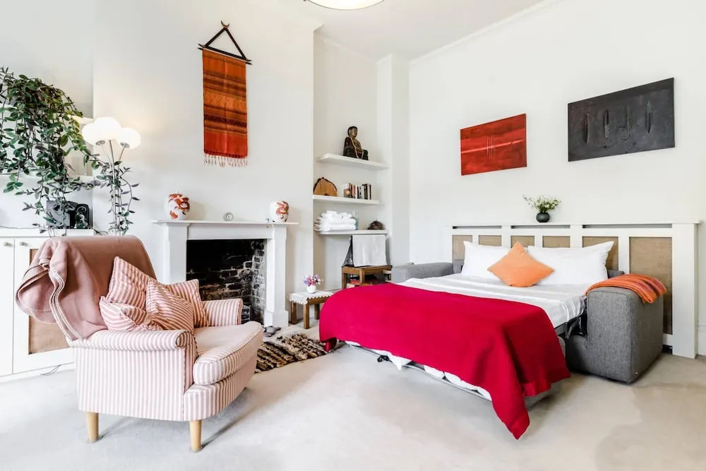 Entire Home: Chic & Cheery 1bed in Shepherd'S Bush