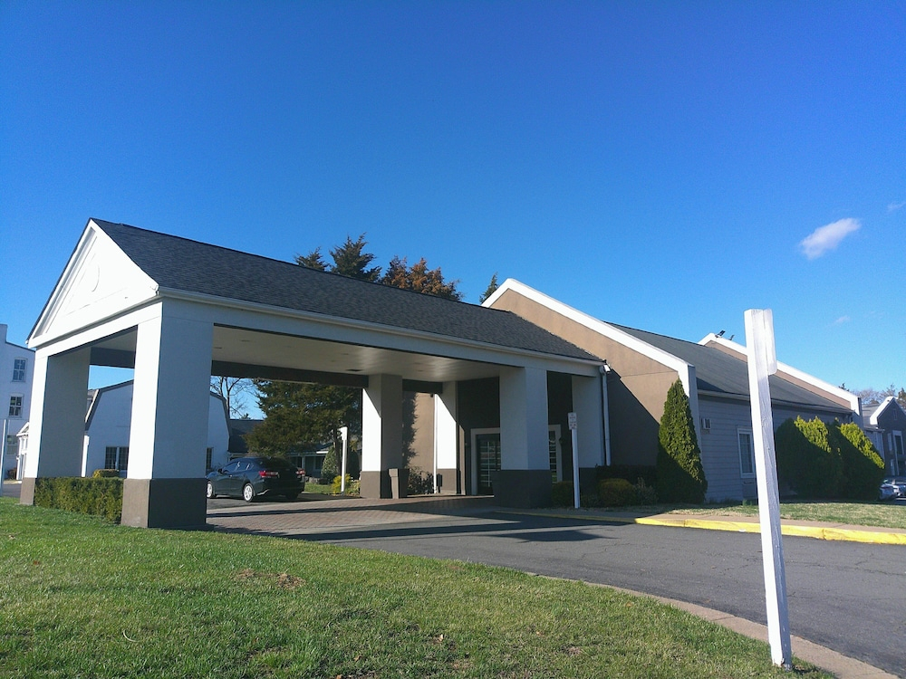 HomeTowne Studios by Red Roof Leesburg