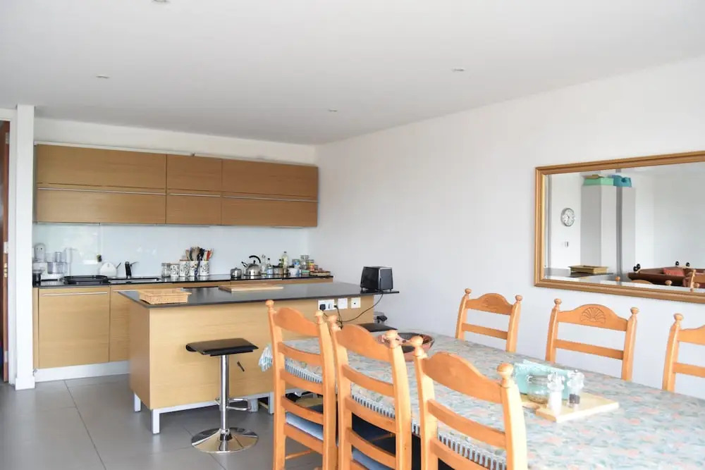 2 Bedroom Kennington Apartment With Balcony