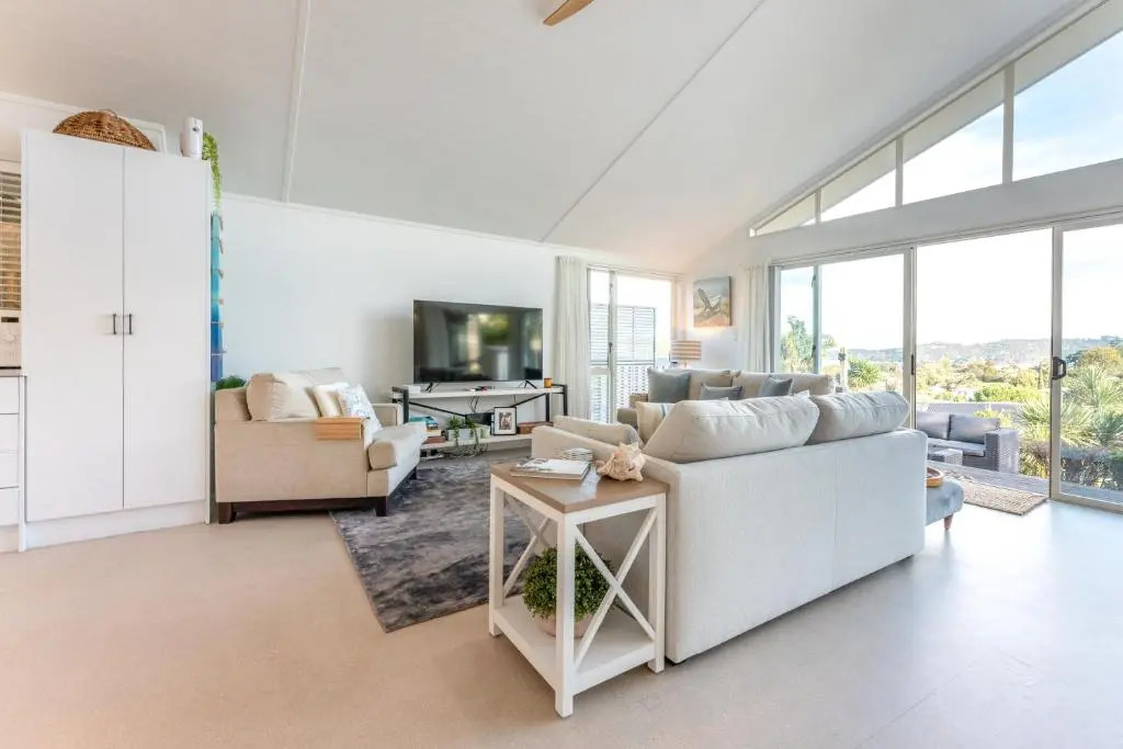 Jellicoe Views - Surfdale Holiday Home