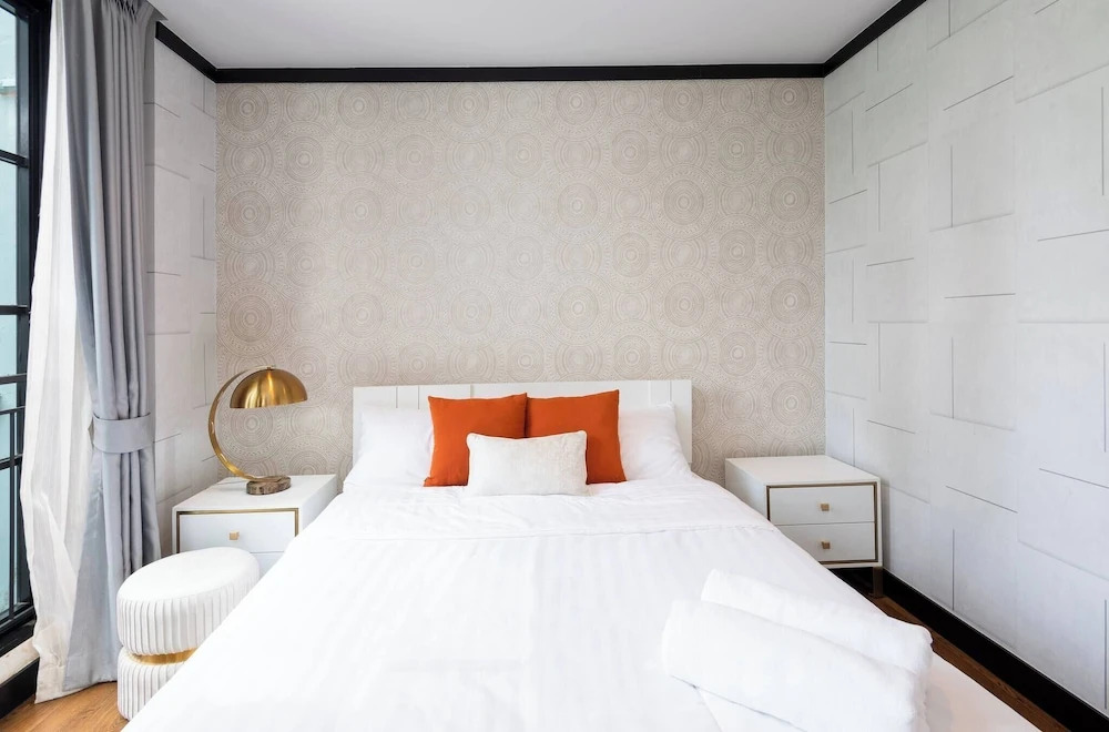 Stylish 7Beds Poolhouse with Cinema Lift - 2min to BTS
