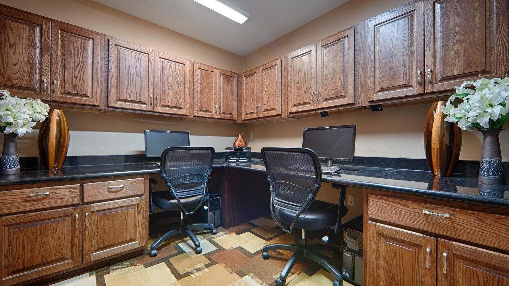 Best Western Plus KC Speedway Inn & Suites