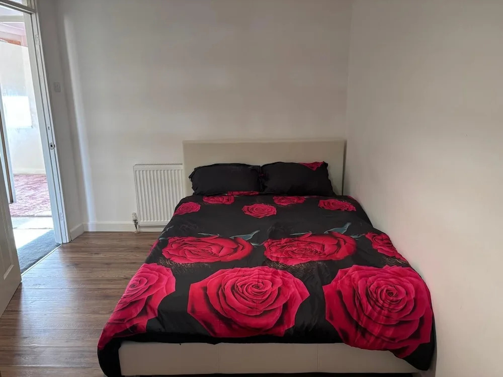 Spacious 2-bed Apartment in Hornchurch