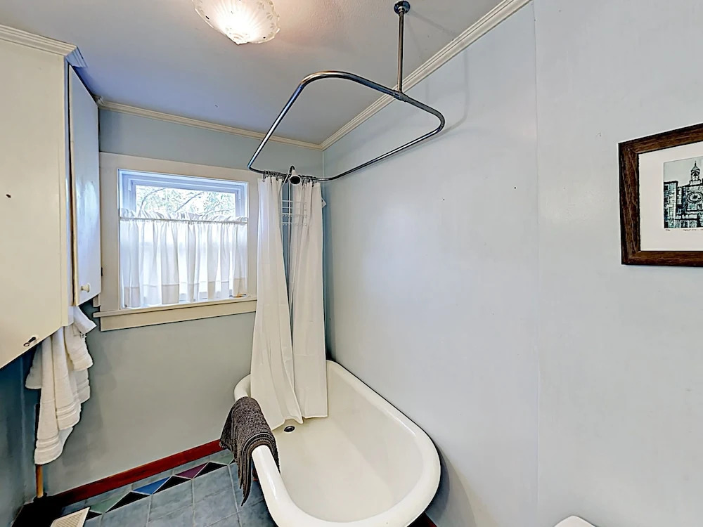 Charming - Blocks To Dining, Shops, Parks 3 Bedroom Home