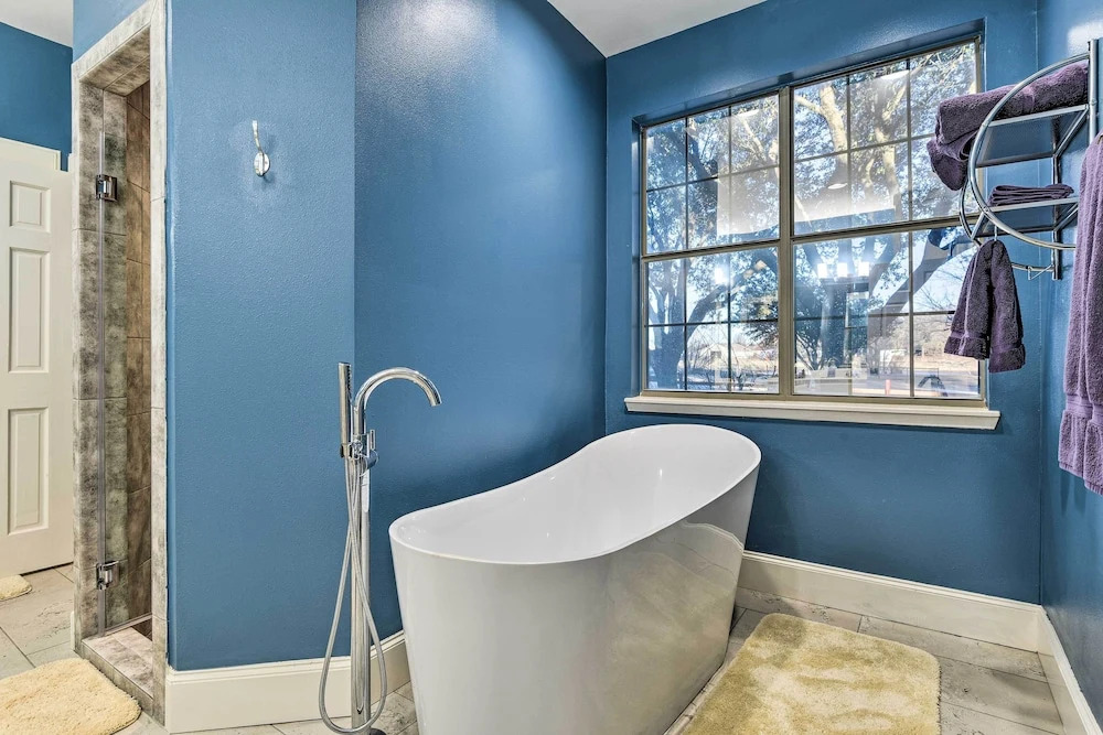 Private Pool Spacious and Vibrant Argyle Villa!