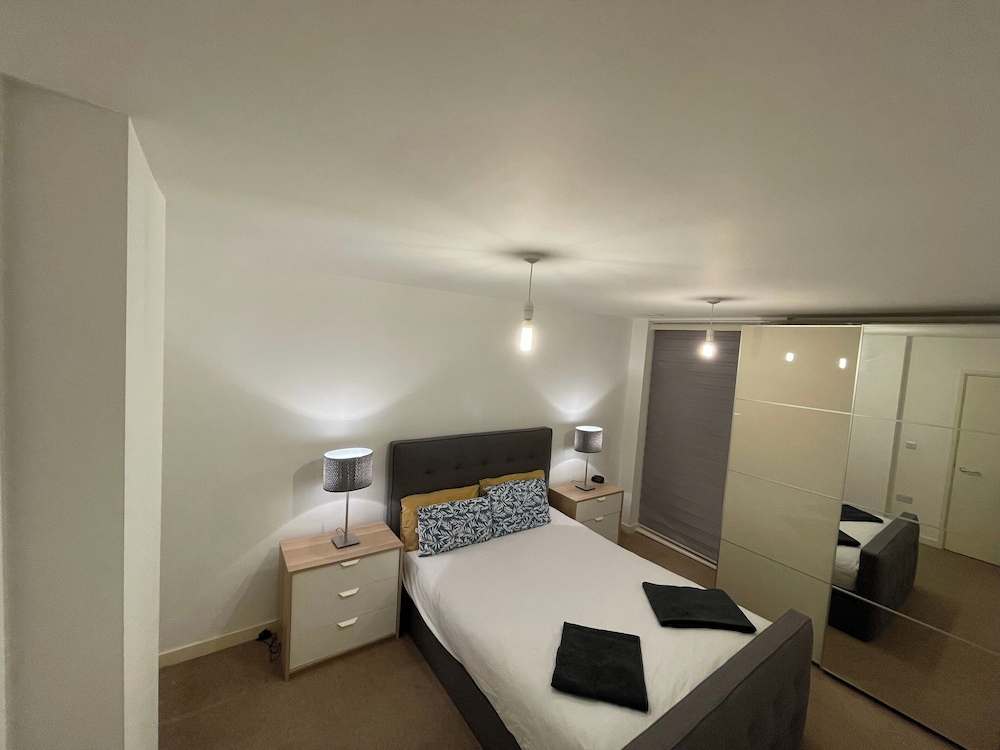 2 Bed-sleeps4-parking-balcony-nearcitycentre