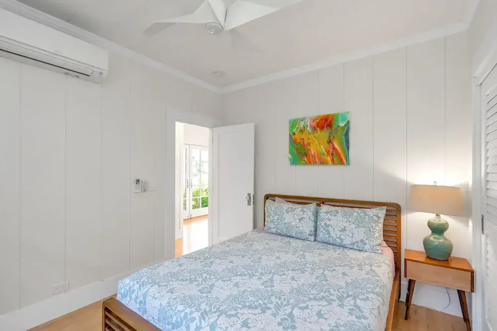 Gorgeous Renovated 1937 Plantation Style Beach House 50 Steps to the Center of the Beach home