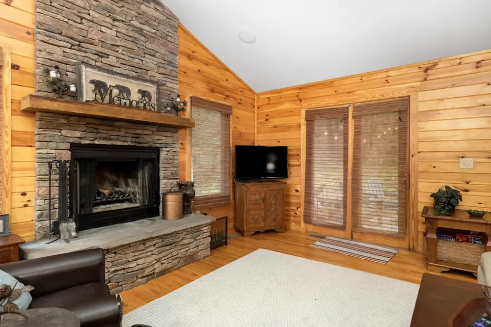Cozy Wintergreen Retreat Fireplace & Spacious Deck