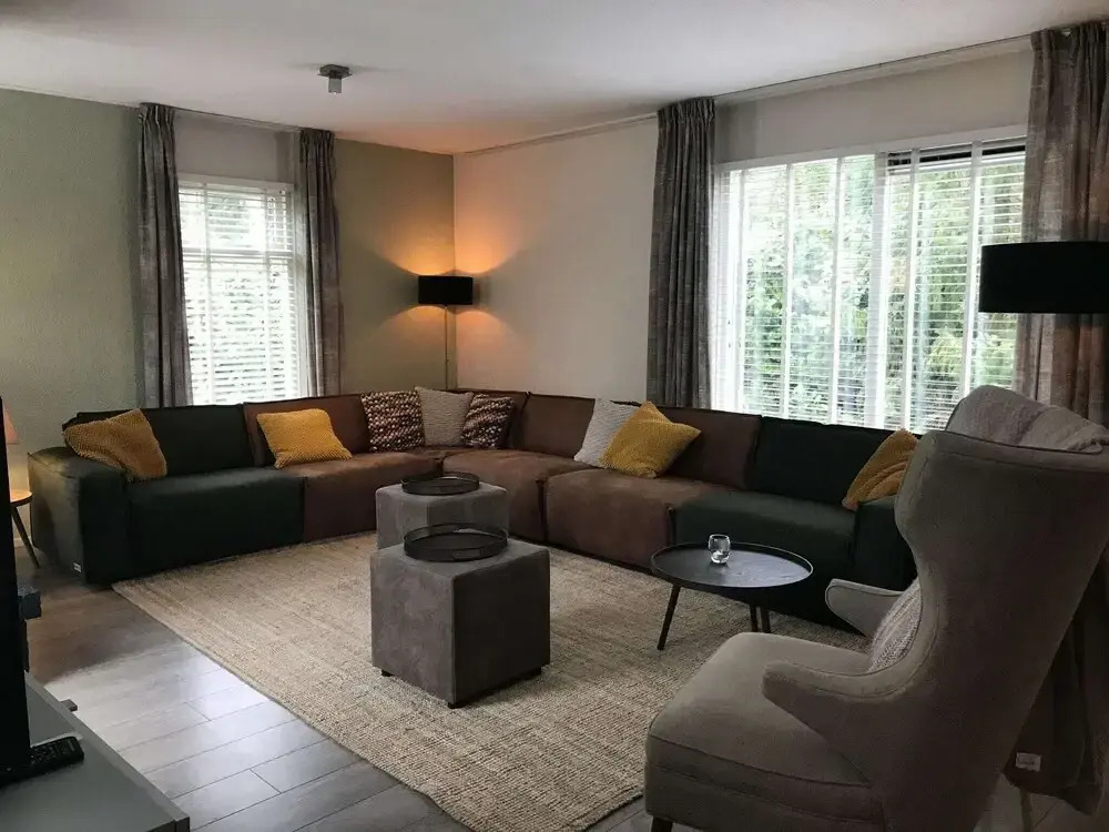Detached villa with enclosed wooded garden with lawn, jacuzzi and infrared sauna
