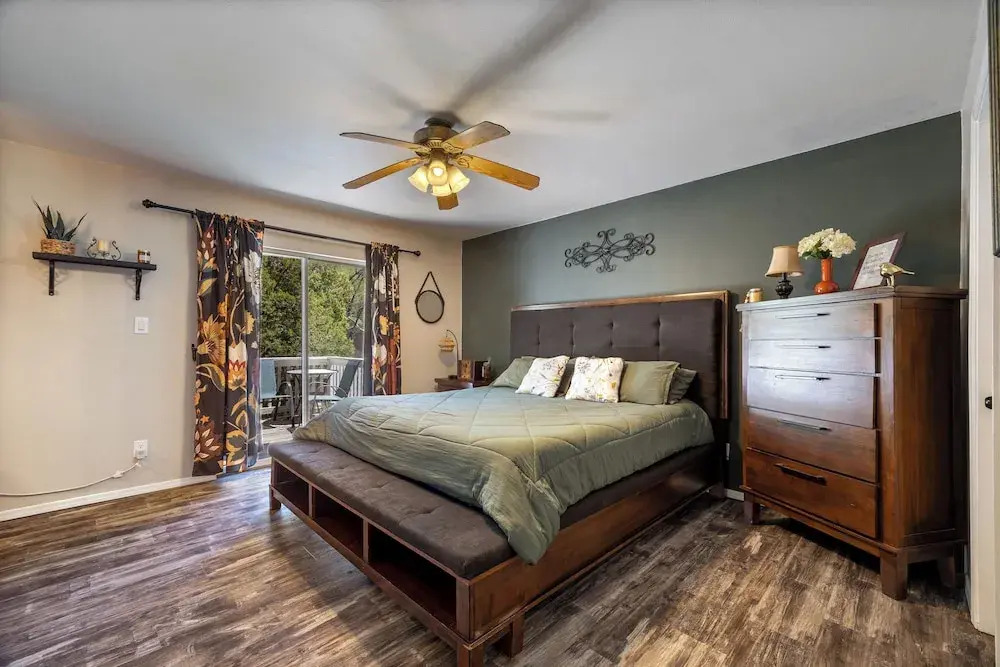 1 Mi to Fool Hollow Lake: Wooded Retreat w/ Deck!