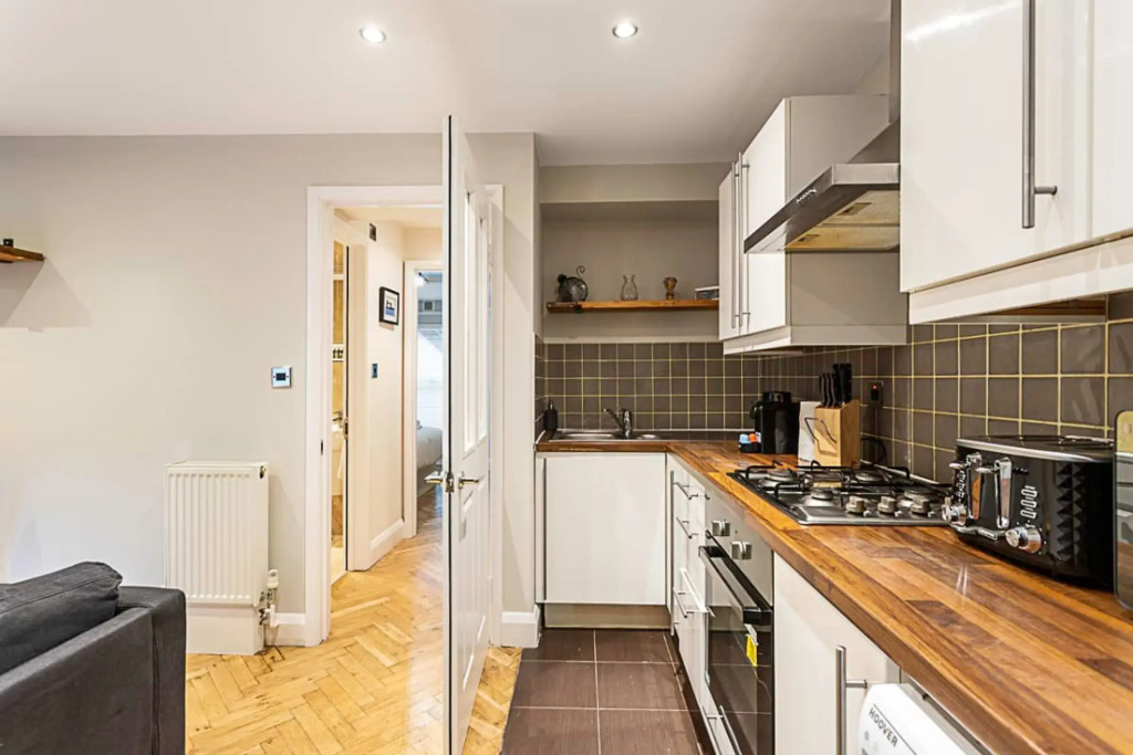 Cosy Garden Flat in Prestigious Residential Area