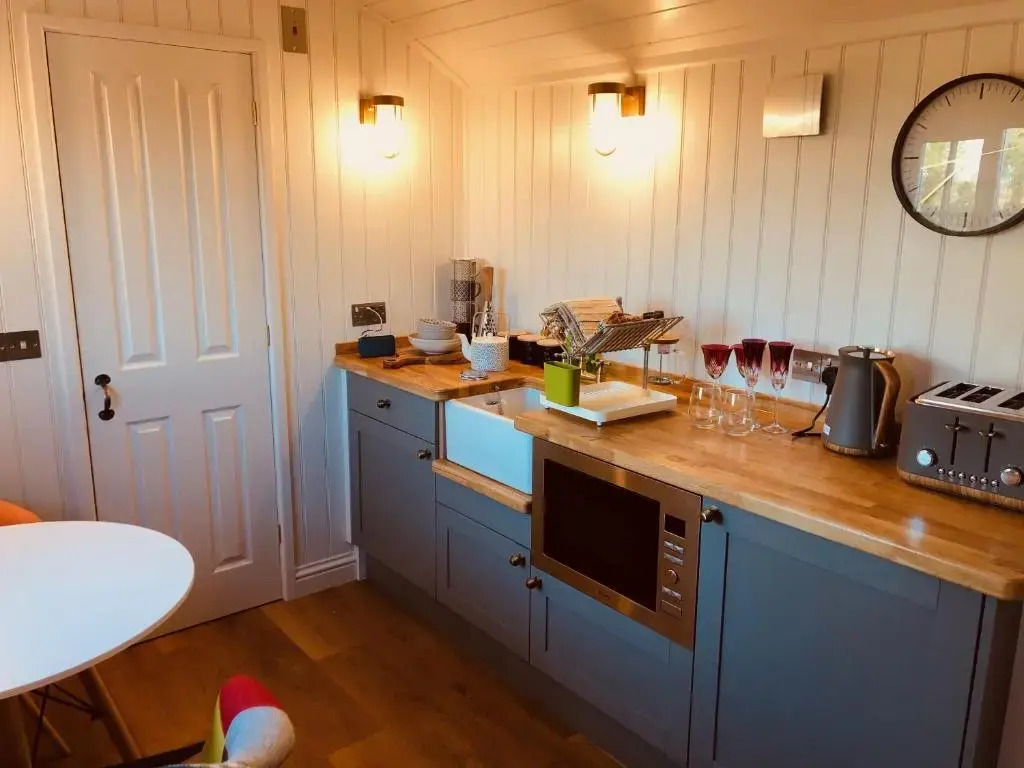 Somerleyton Meadows - The Hideaway Hut & Hot Tub