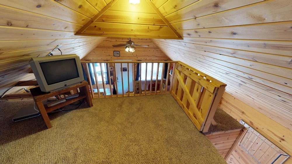 White Cabin Cozy Secluded Cabin