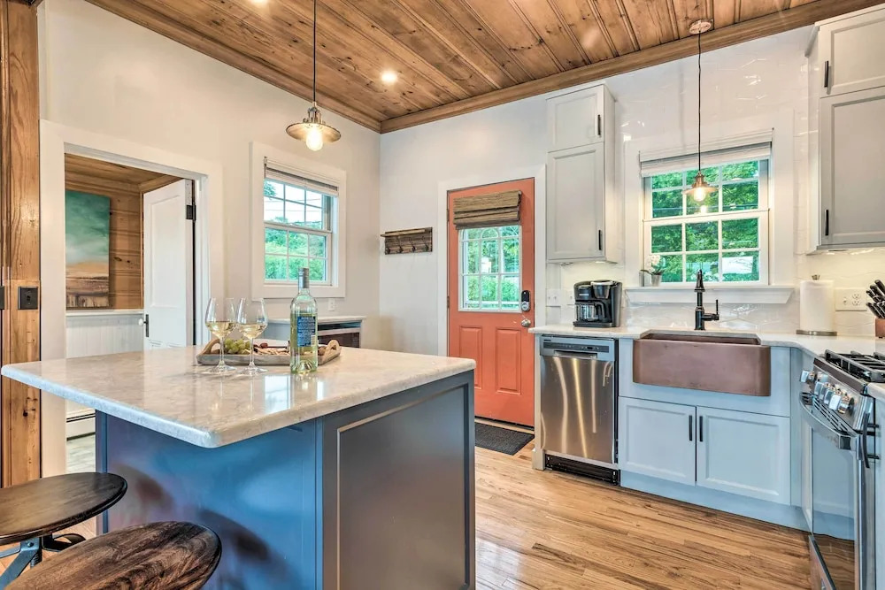 Charming Bristol Cottage w/ Private Beach