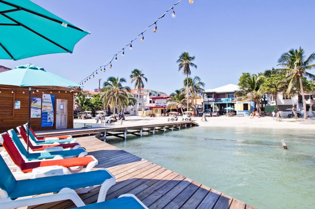 Sandbar Beachfront Hotel & Hostel Restaurant