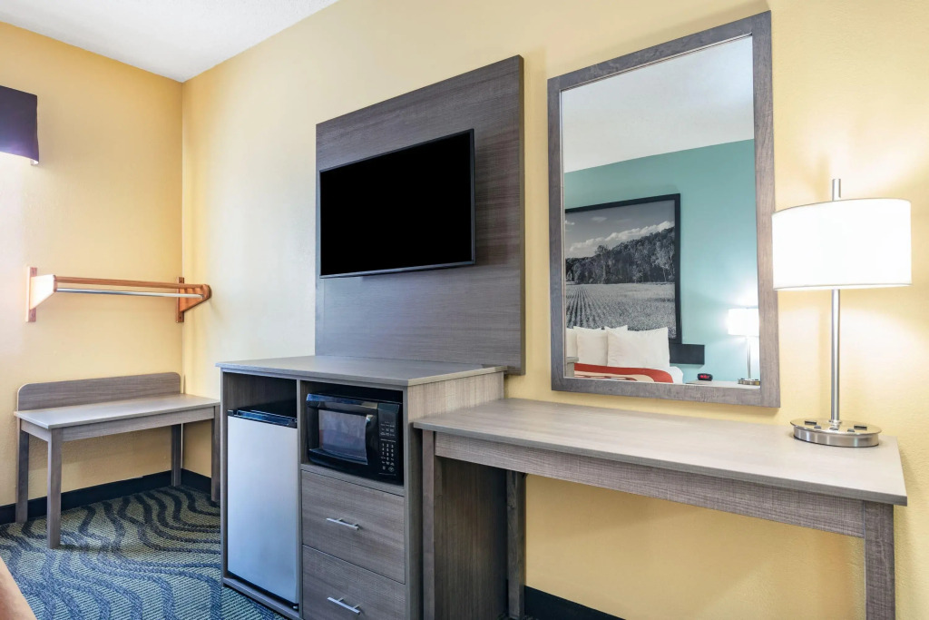 Super 8 by Wyndham Kokomo