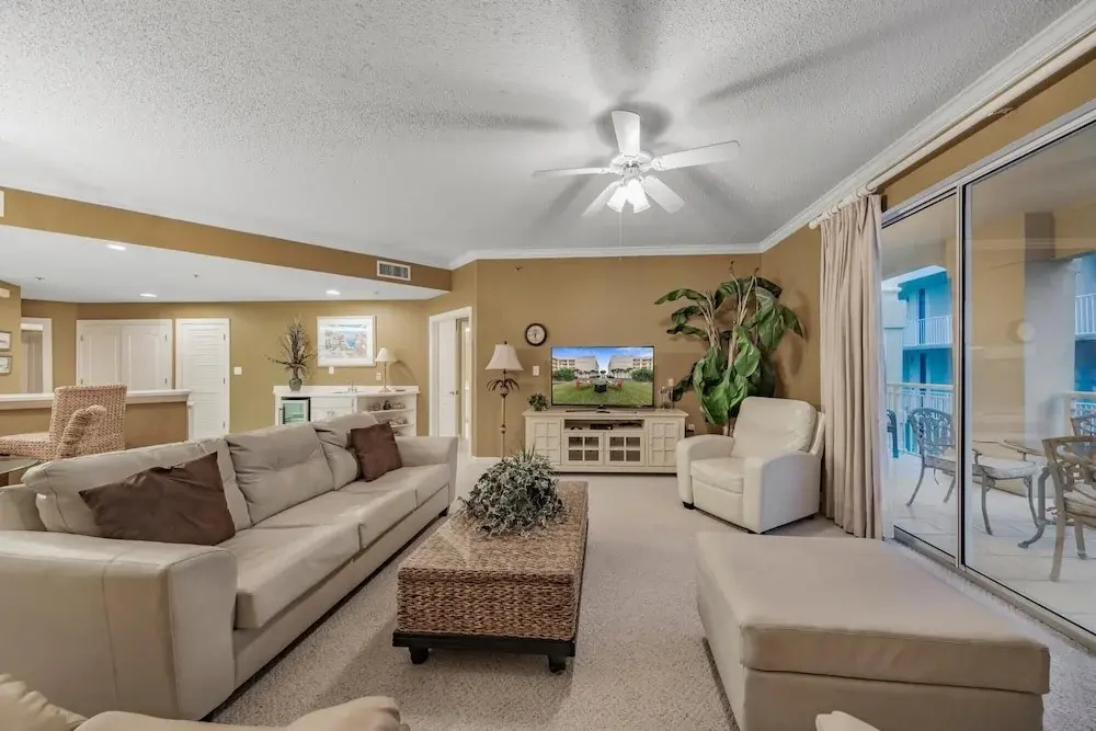 Spacious Condo on the bay Indoor Outdoor Pool