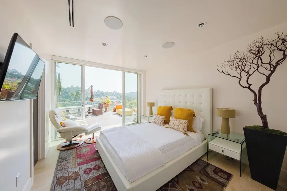 Zen Estate - Luxurious 5BR Beverly Hills Sanctuary With Pool & Canyon Views