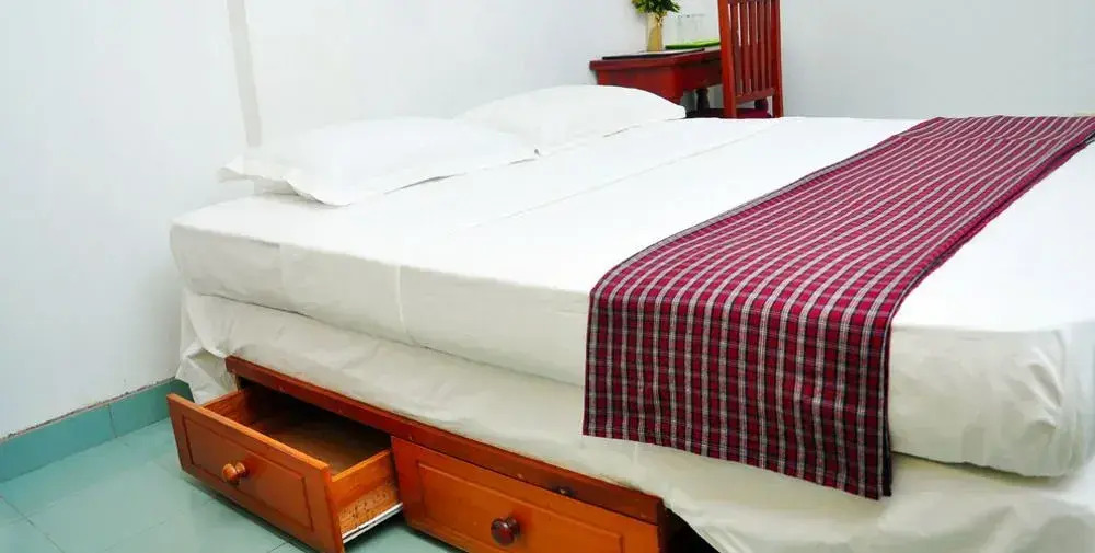 Night Station Hotel