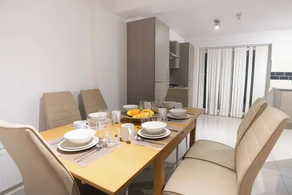 D'luxe 5-bed House - Sleeps 12 & Private Parking