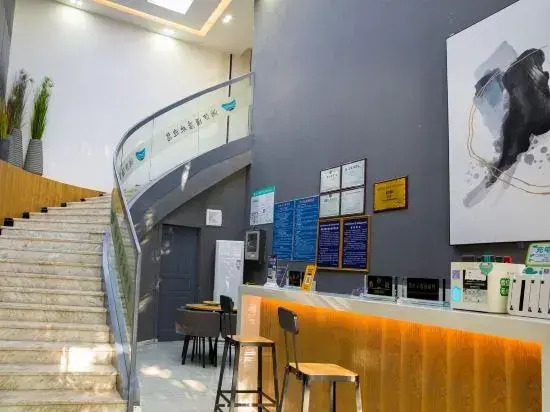 Lanxi Light Luxury Cinema Hotel (Zunyi Ningbo Road Branch)