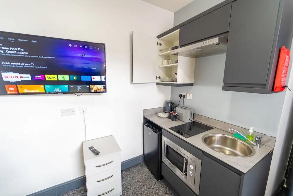 76 Bournbrook Road Equipped Studios Near QE