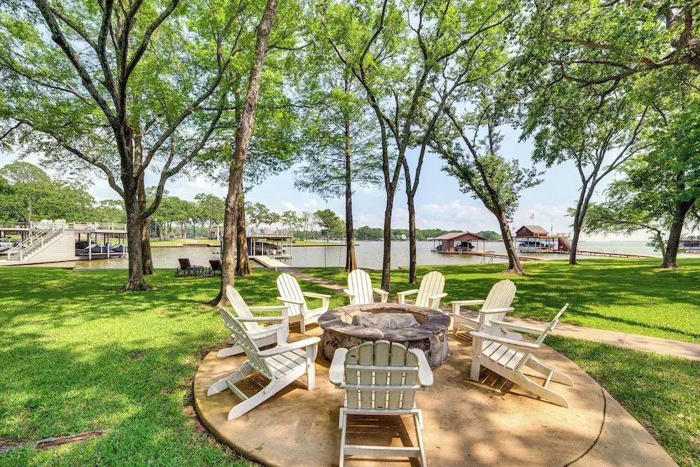 Live Lake Life! Enchanted Oaks Gem w/ Private Dock