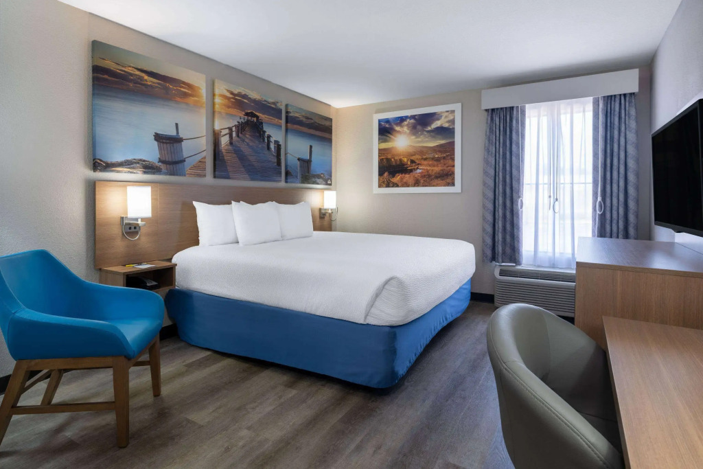 Days Inn & Suites by Wyndham Commerce