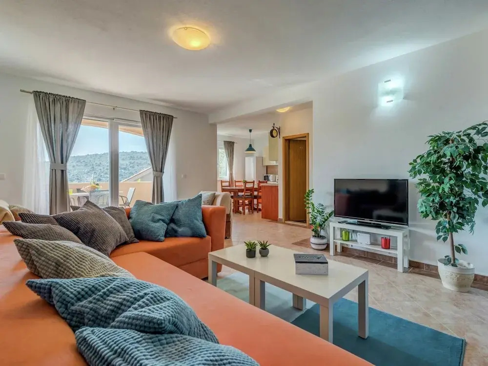 Holiday Home With Outdoor Hot Tub, Near the Sea