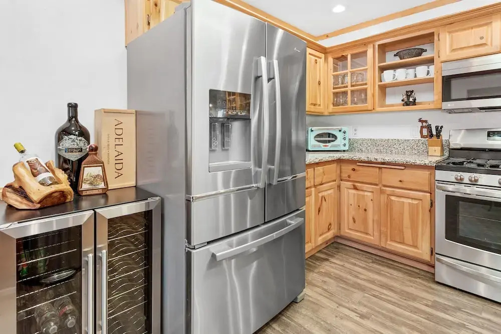 Bullwinkle And Friends Log Cabin - Beautiful Log Home With Hot Tub & Game Room! 3 Bedroom Cabin