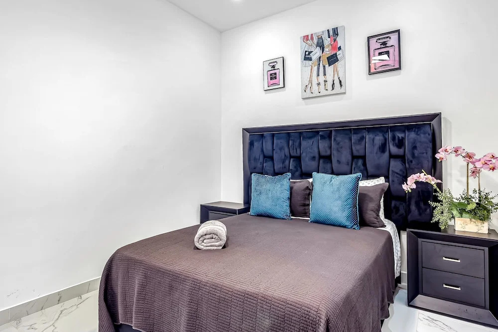 Dog-friendly Home 3 Rows to Beach With Rooftop Deck, Pool, hot Tub, & Kitchen