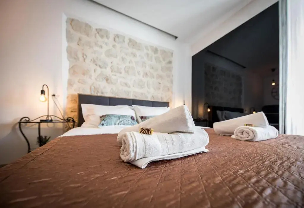 Isaura Apartments