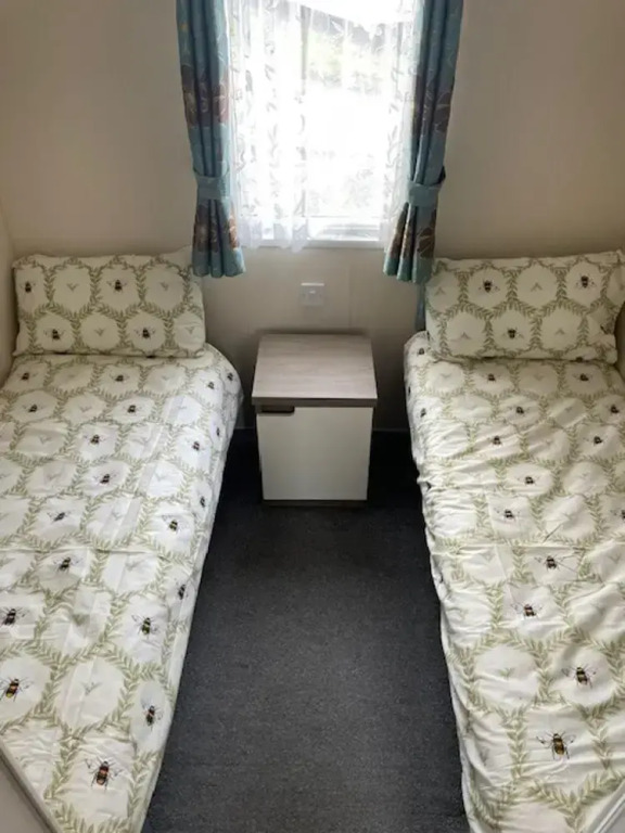 Premium 2 bed Caravan Sleeps 6 With Huge Decking