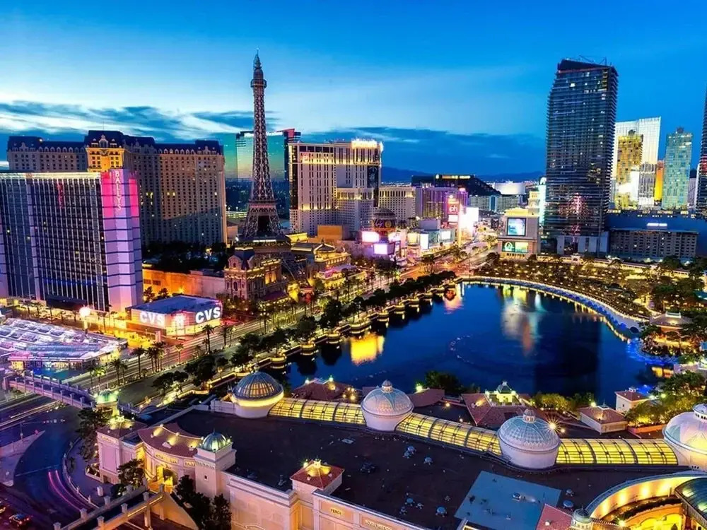 Las Vegas Villa Minutes From Strip w/ Pool Table!