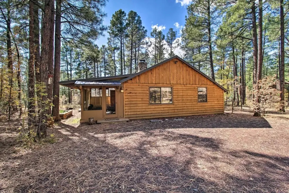 Deck & Grill: Pet-Friendly Lakeside Cabin
