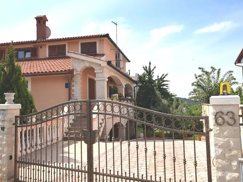 Apartment Only 100m From the Beach With a Barbecue Area and Fenced Garden, Wifi