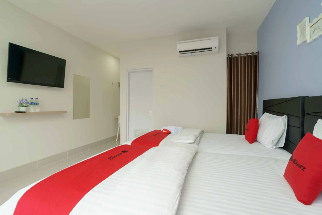 RedDoorz Plus near Eka Hospital BSD 5