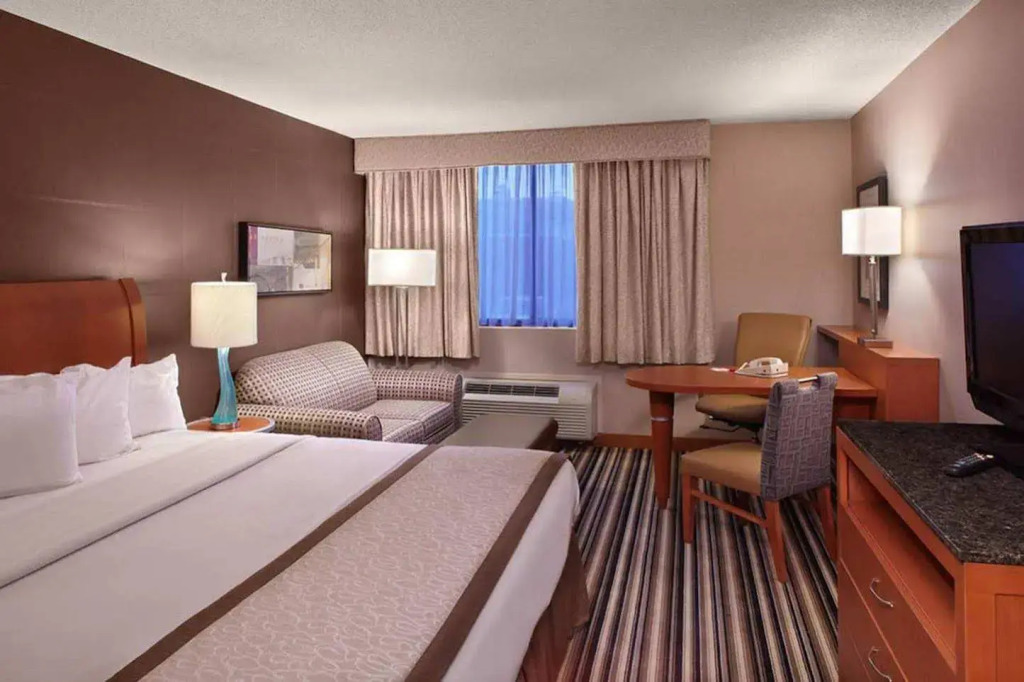 DoubleTree by Hilton Akron Fairlawn