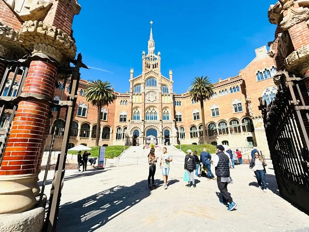 Sant Pau Balcony Trendy 2BR Near Avinguda Gaudí