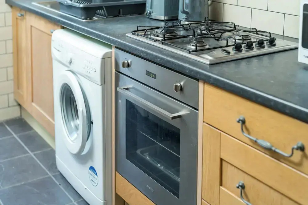 Crawley Stainer 1-bedroom With Parking and Garden