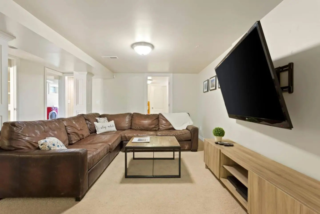 5 Bedroom Perfect Location to see the City and Ski Resorts