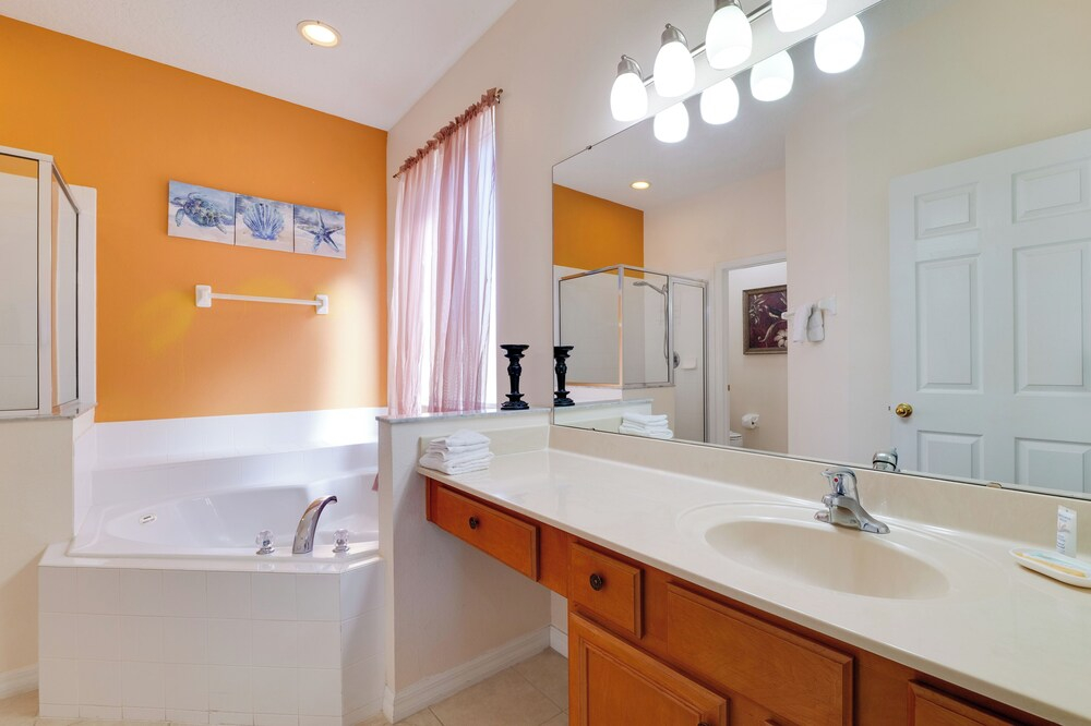Pool, Spa & Patio! Spacious Villa Near WDW