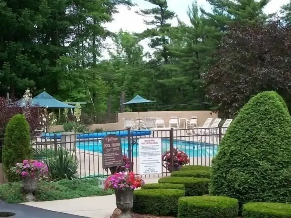 Tall Pines Motel