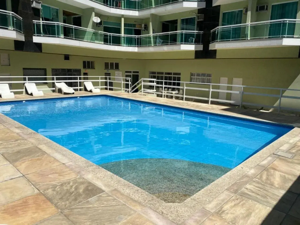Apto 2 quartos com AR Cond, prédio frente p/ praia