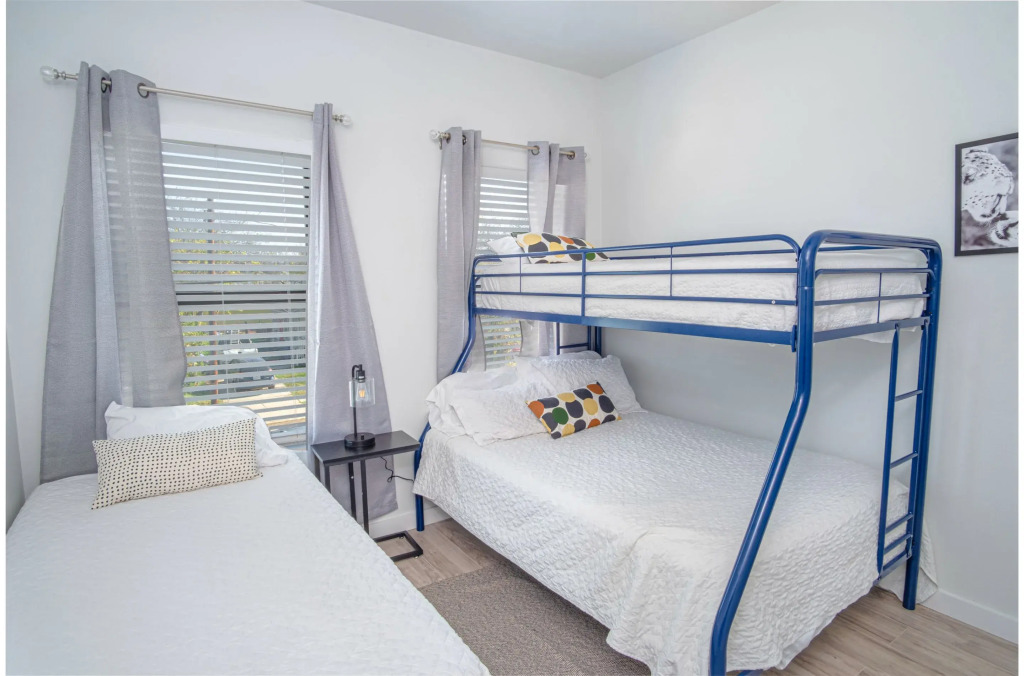 Spectacular Cozy 3 BR plus  2 and a half BA Apt Near Downtown