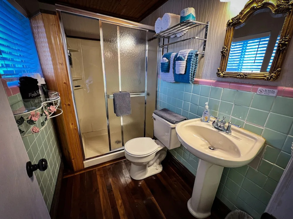 Sherwood Court Cottages & Guest Rooms