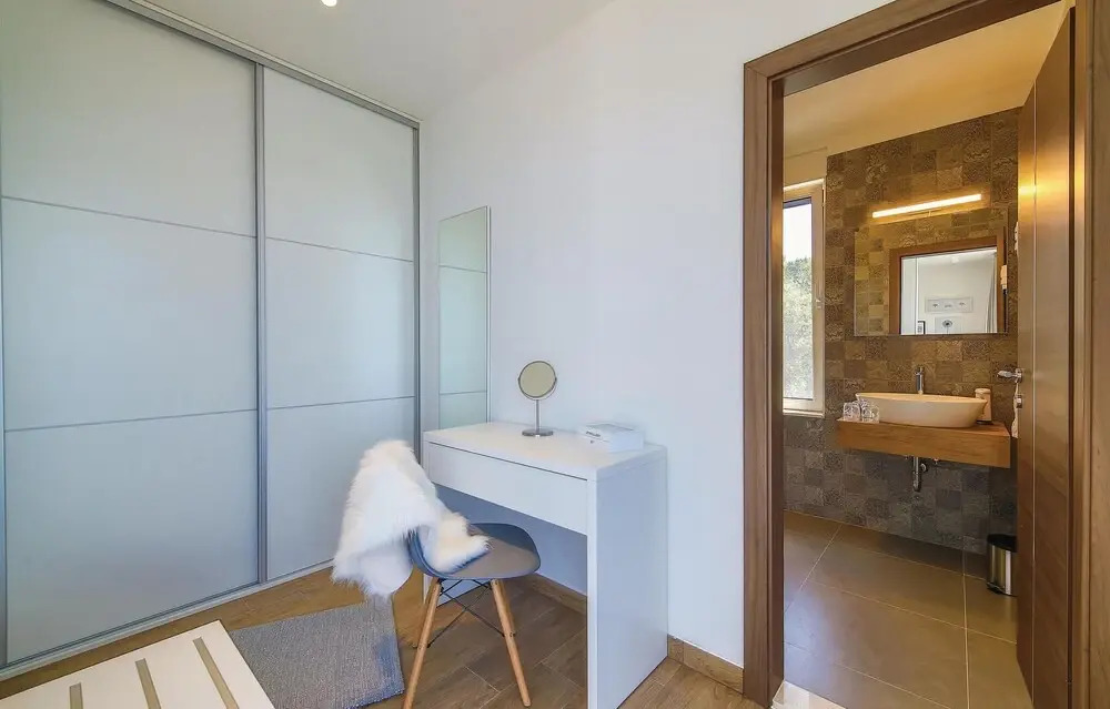 Beautiful Home in Okrug Donji With Sauna, Wifi and 5 Bedrooms