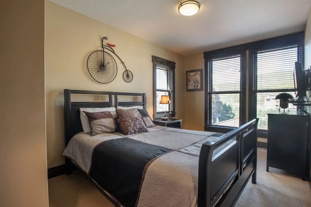 Spacious Village View Townhouse with Fireplace at Parry Peak Lofts townhouse